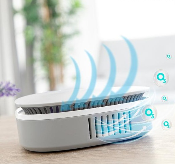 Purificatore d'aria con linee di flusso d'aria blu e simboli O3 su un tavolo.