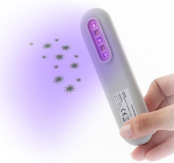 Eine Hand hält eine UV-Sterilisationslanze mit violettem Licht und Keimen.