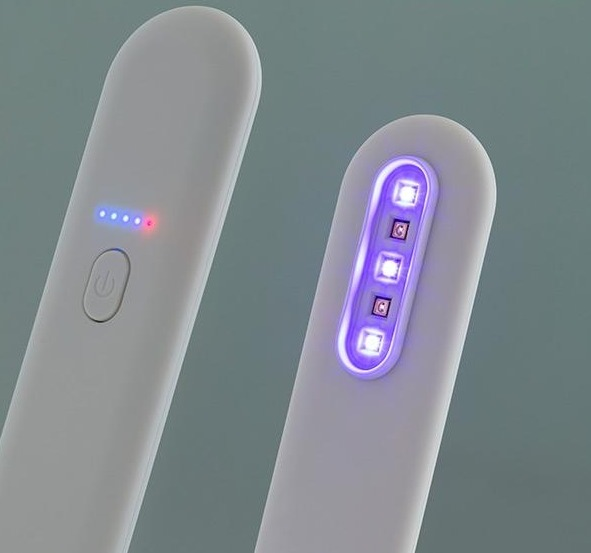 Zwei weiße elektronische Geräte. Eines mit Ein/Aus-Taste und blau/roten Lichtern. Das andere mit violetten Lichtern.