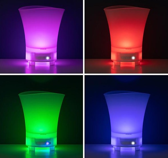 Vier leuchtende Lampen, jede mit einer anderen Farbe: lila, rot, grün und blau.