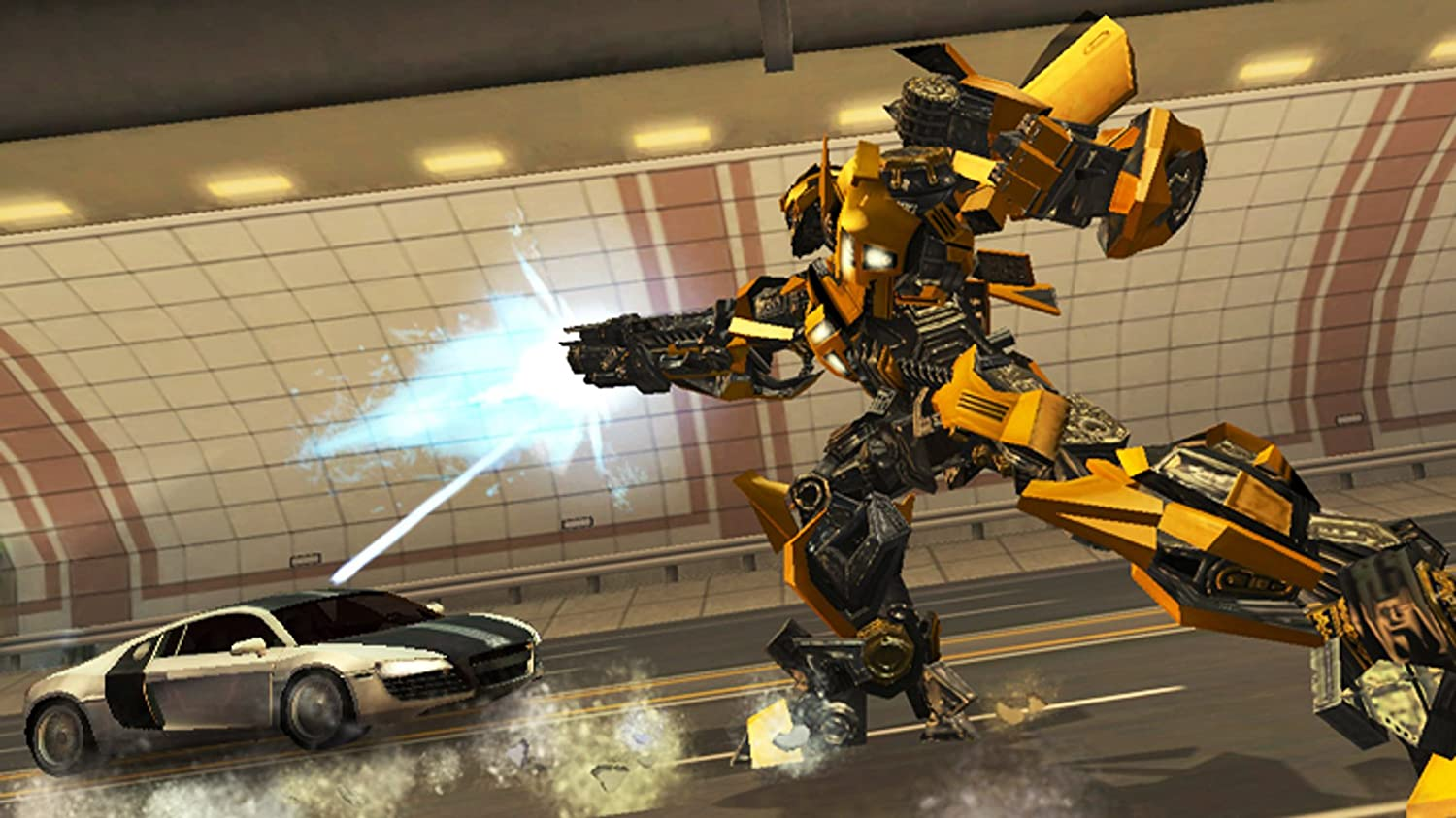 Ein Transformer-Roboter in einem Tunnel schießt auf einen weißen Sportwagen. Die Szene ist actionreich.