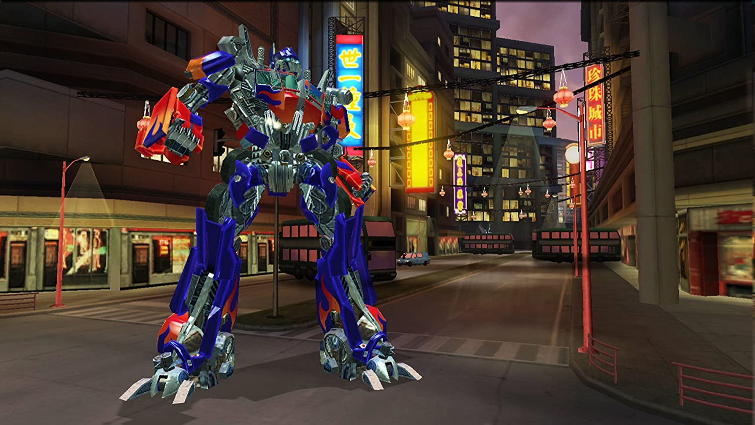 Optimus Prime Roboter steht auf einer Straße in der Stadt.