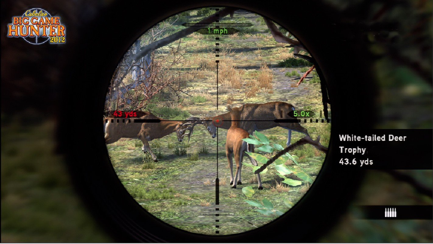 Blick durch ein Zielfernrohr, das Hirsche in einem Wald zeigt, der Fokus liegt auf einem Hirsch in 43,6 yds.