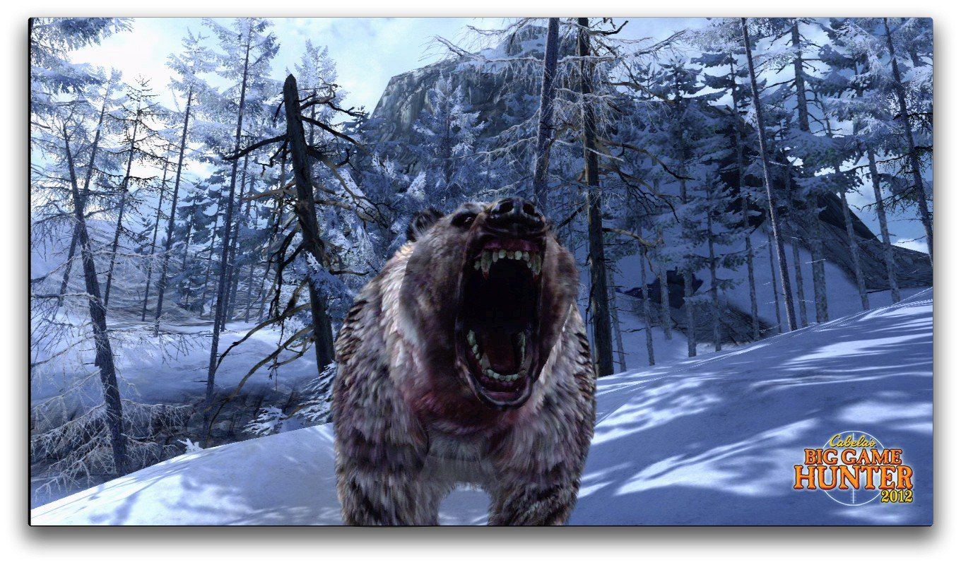 Ein Bär mit offenem Maul in einem verschneiten Wald mit schneebedeckten Bäumen. Das Spiel-Logo ist sichtbar.
