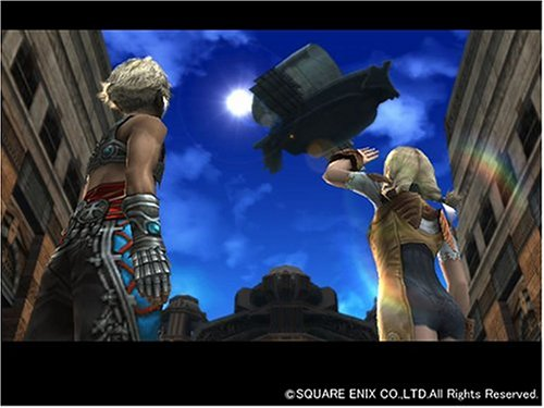 Zwei Figuren in einer Videospielszenen. Sie befinden sich in einer Stadt mit blauem Himmel.