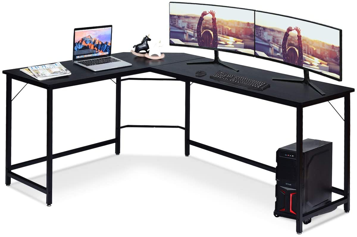 L-förmiger schwarzer Schreibtisch mit Laptop, zwei Monitoren und einem Computer.