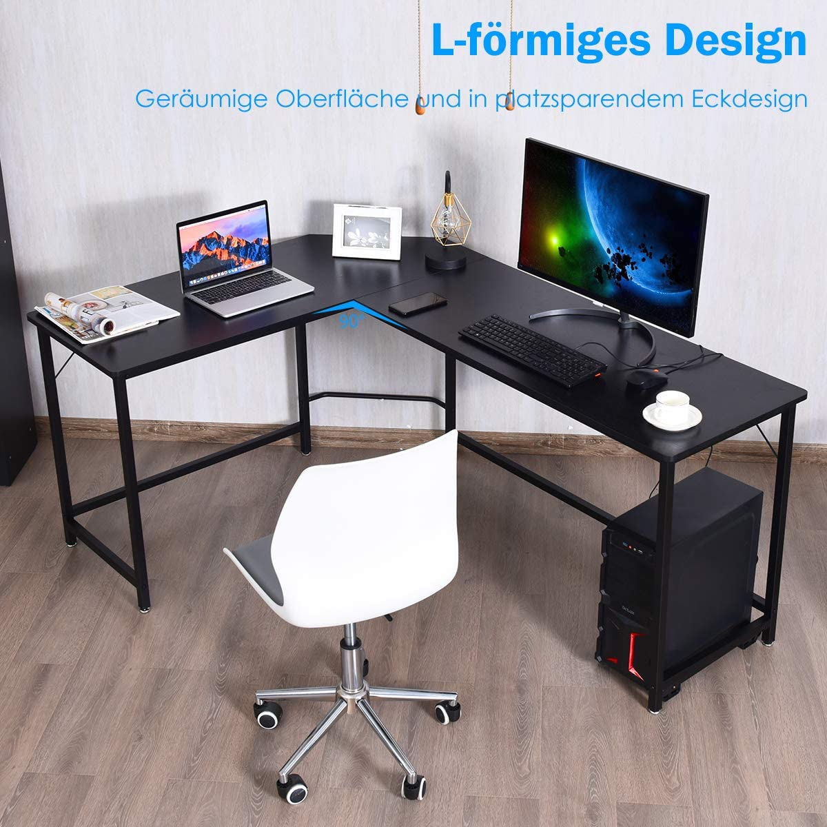 Schwarzer L-förmiger Schreibtisch mit Laptop, Monitor, Stuhl und Computer. Holzboden.
