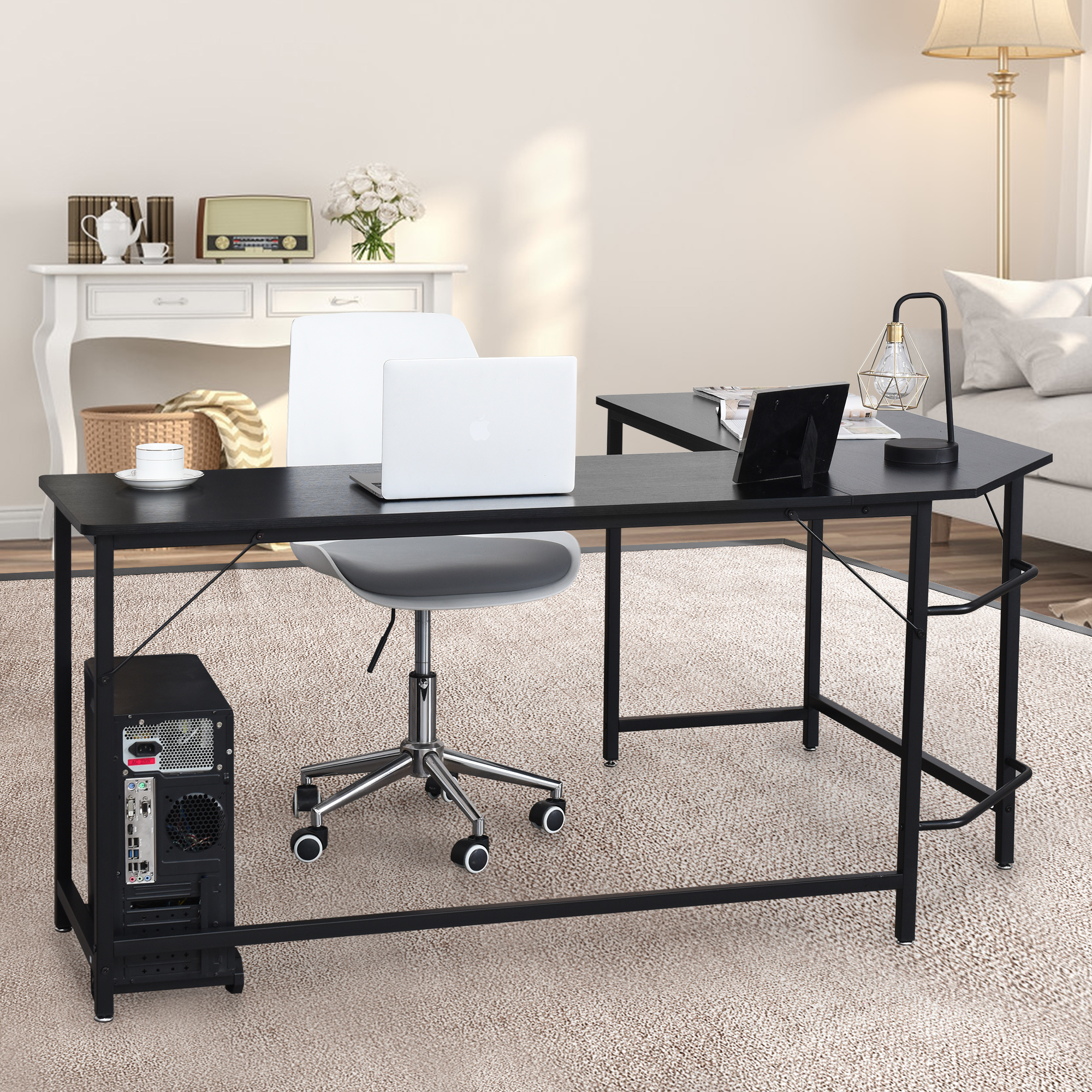 Schwarzer L-förmiger Schreibtisch mit Computer, Stuhl und Lampe. Der Hintergrund ist ein Raum mit Teppich und Fenster.