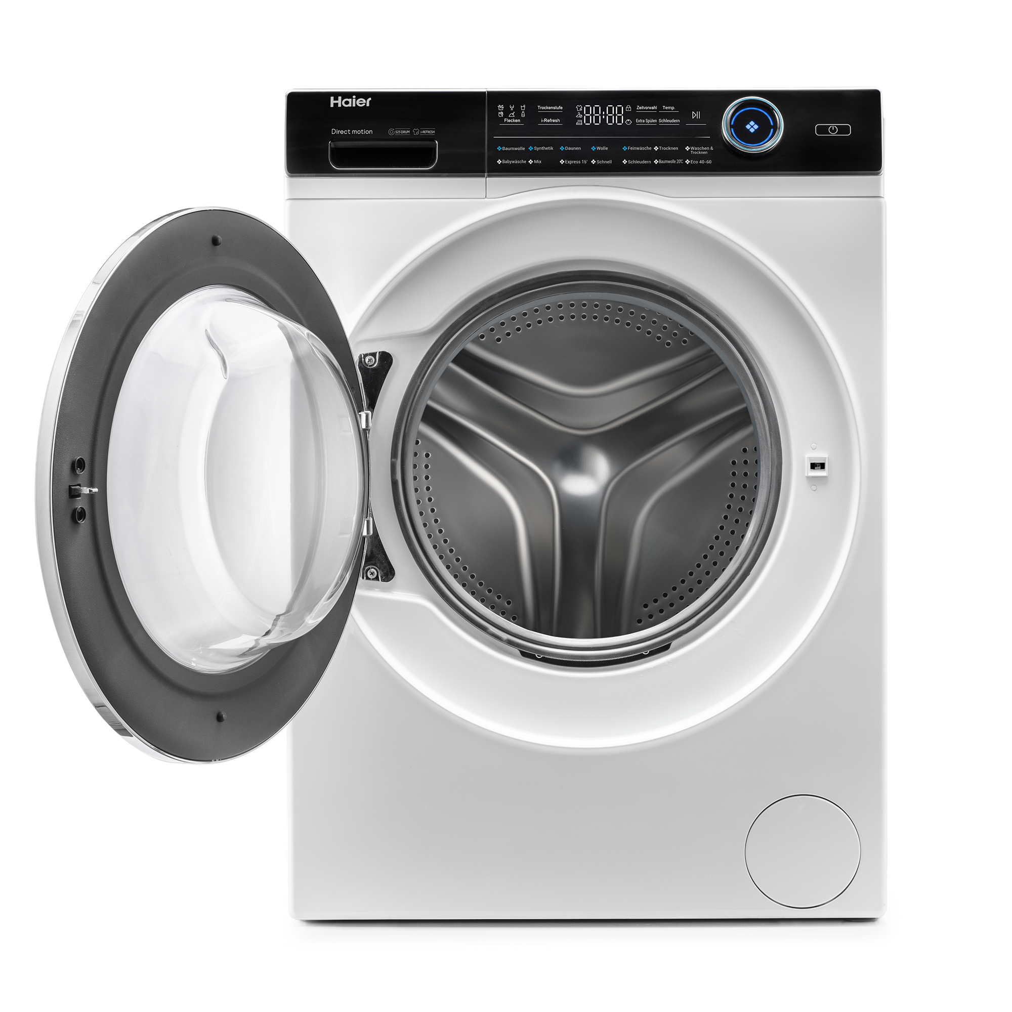 Lavatrice Haier bianca con porta aperta. Il display mostra l'ora. Isolato su bianco.
