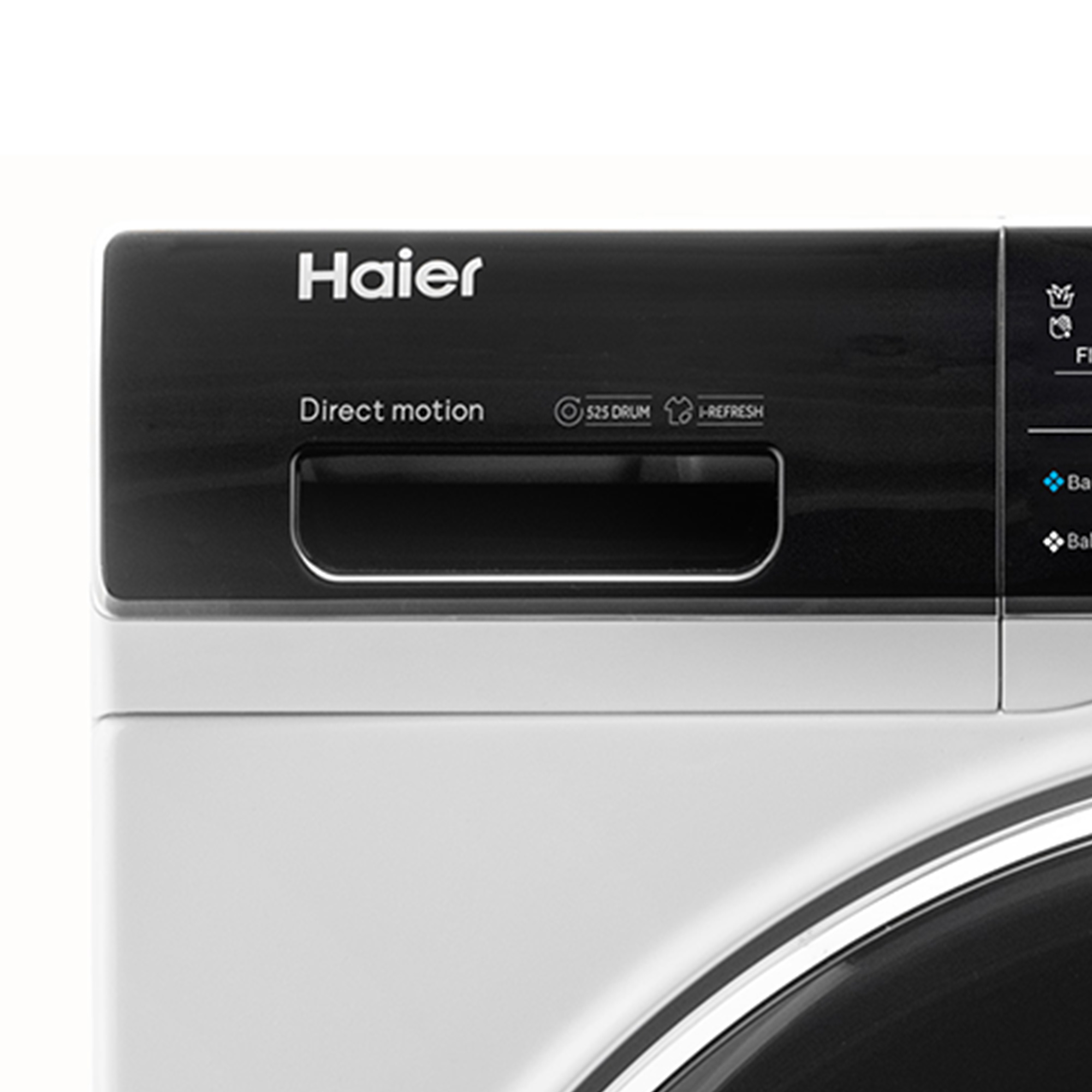 Primo piano di un pannello di controllo di una lavatrice bianca con la scritta 'Haier'.