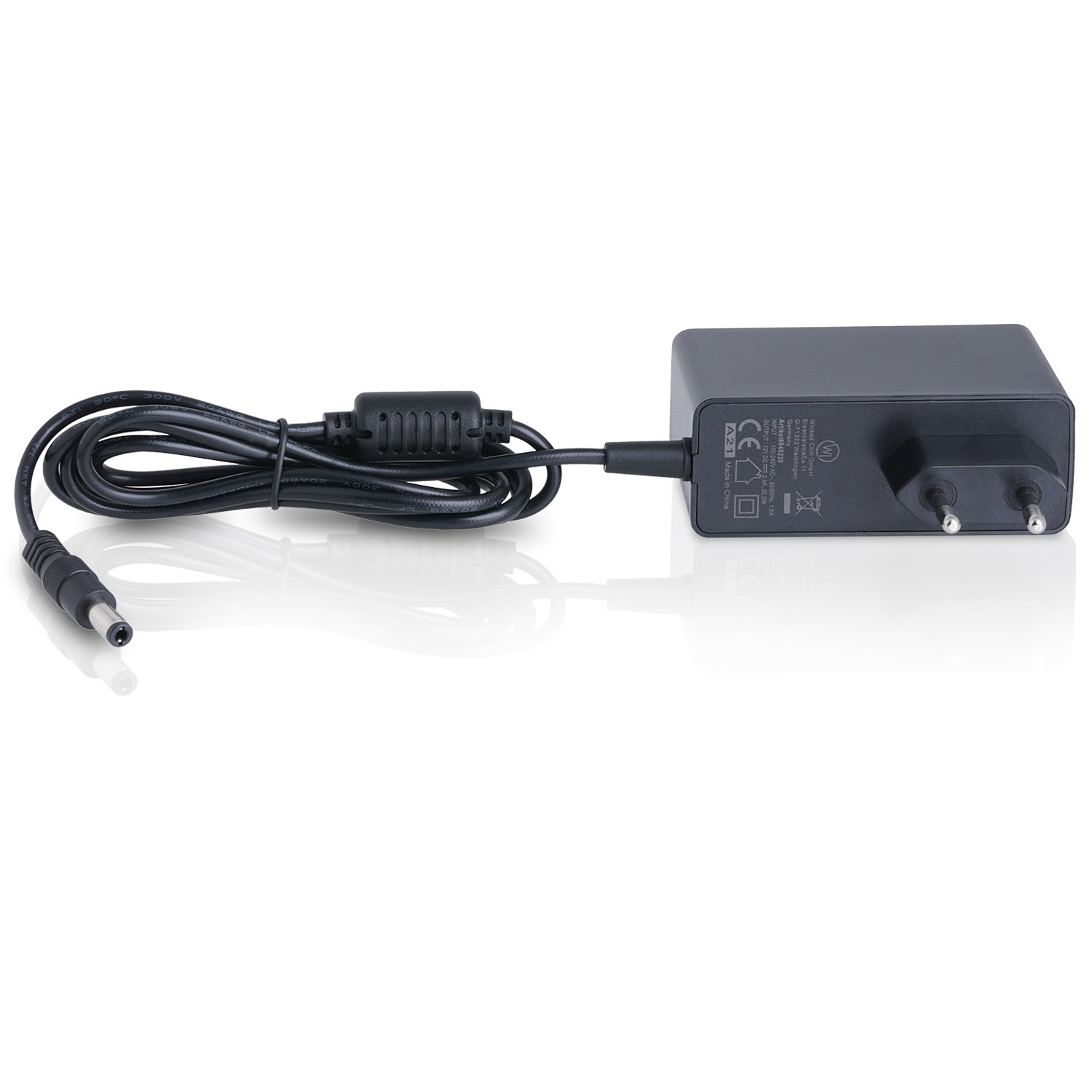 Schwarzer Netzadapter mit Kabel und Stecker, aufgenommen vor weißem Hintergrund.