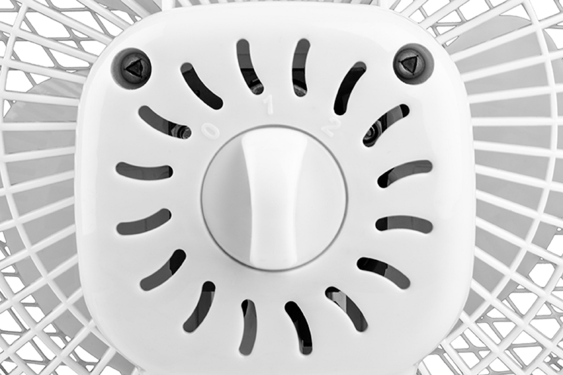 Biały panel sterowania wentylatora, z numerami 0, 1 i 2. Ma okrągłe pokrętło.