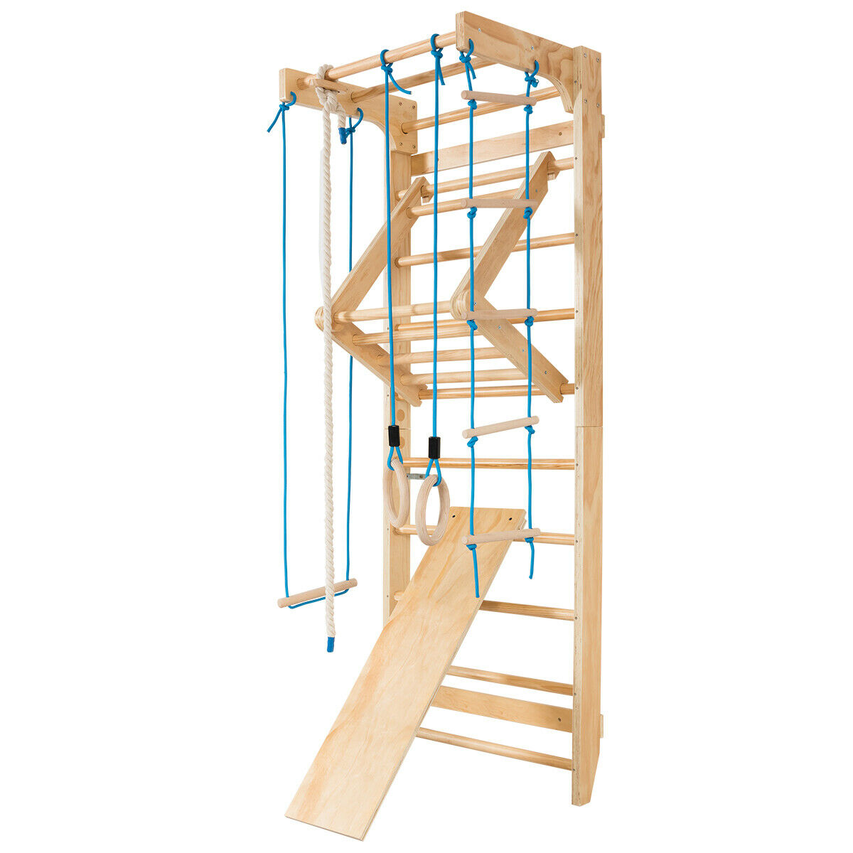 Indoor-Klettergerüst aus Holz mit Seilen, Ringen, Leitern und einer Rutsche vor weißem Hintergrund.