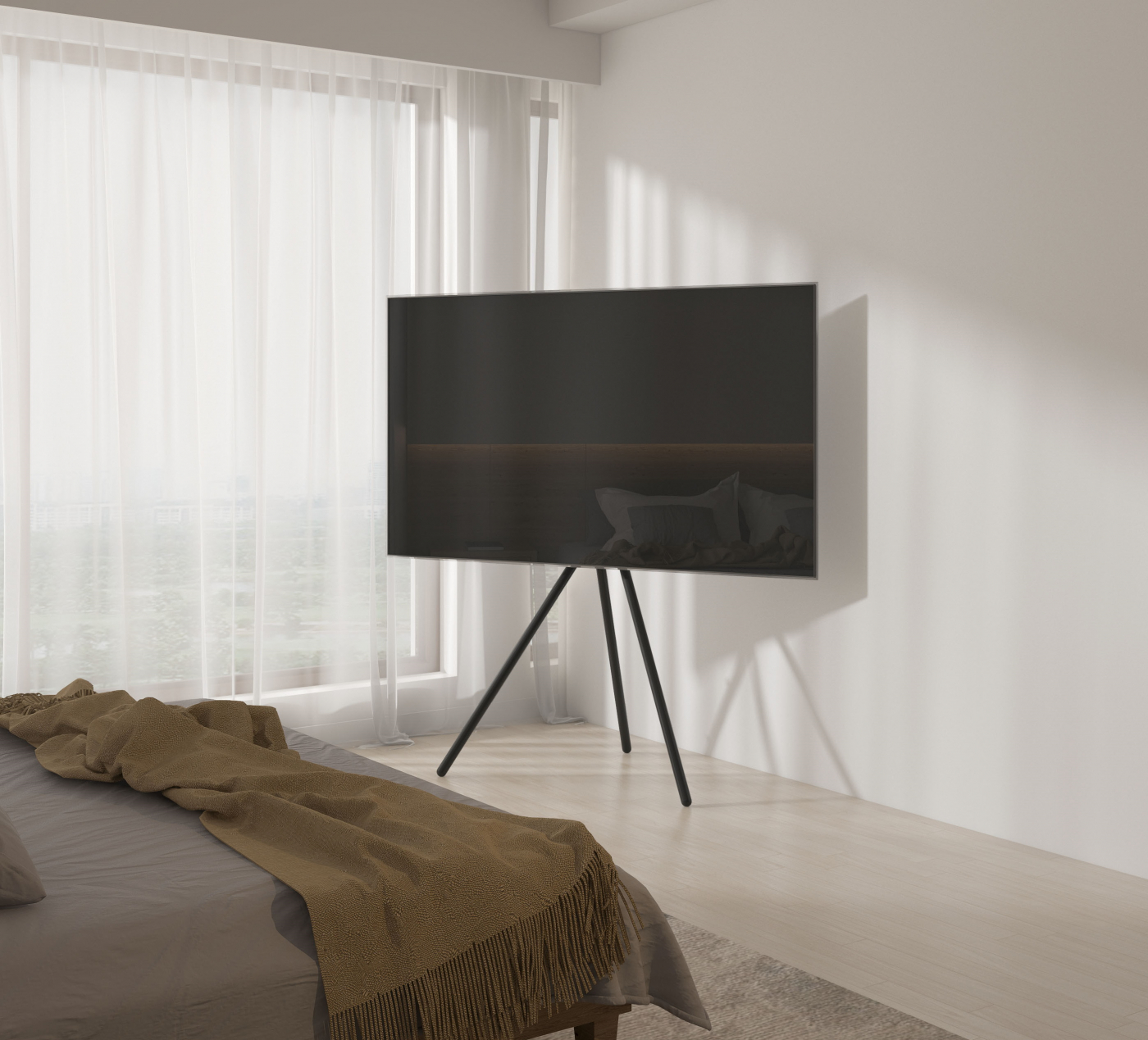 Ein Fernseher auf einem Ständer in einem Schlafzimmer. Der Raum hat ein Bett mit einer Decke und große Fenster mit Vorhängen.