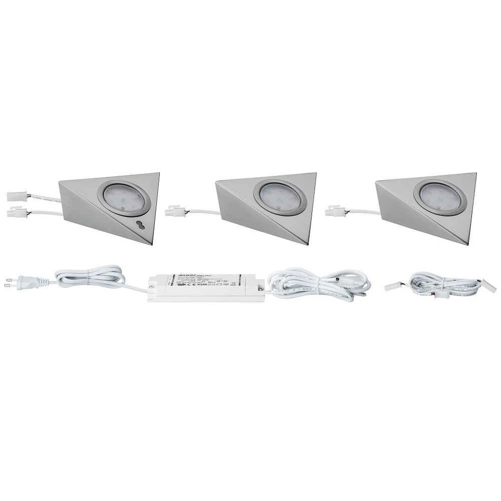 Drei dreieckige, silberne LED-Leuchten mit Kabeln, einem Netzteil und einem Kabel auf weißer Oberfläche.