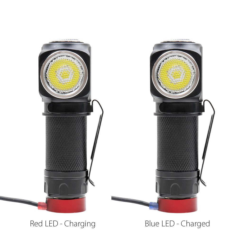 Zwei schwarze Taschenlampen, eine lädt (rote LED) und eine ist geladen (blaue LED).