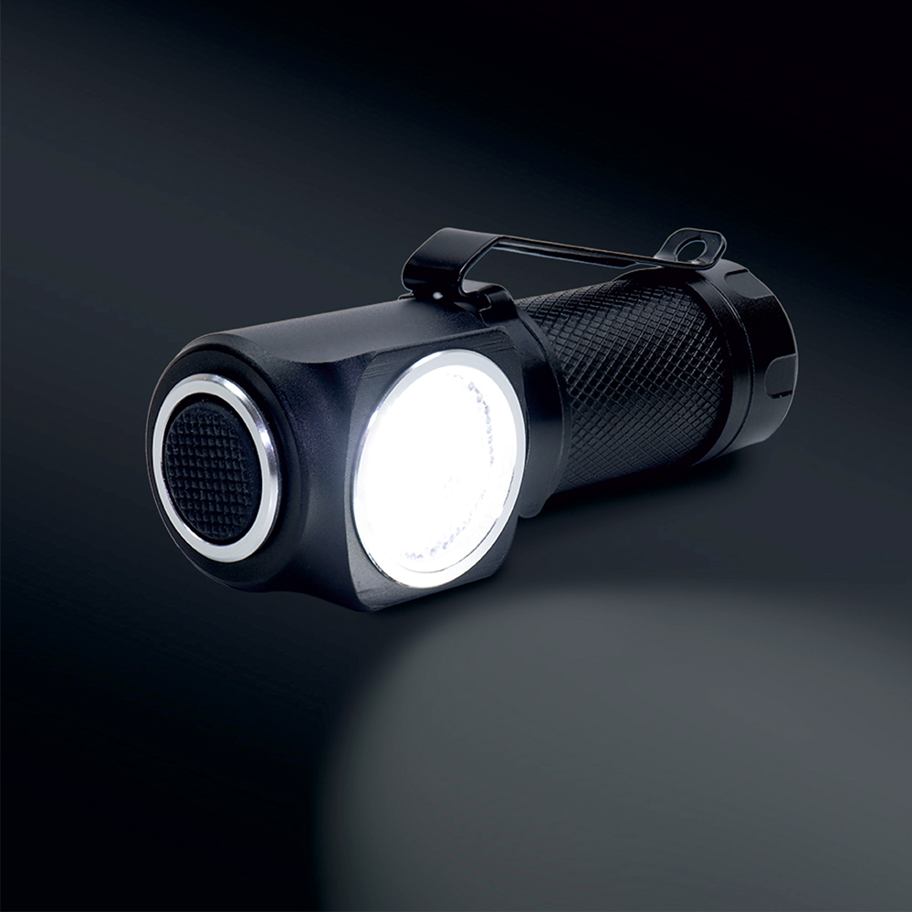 Eine schwarze Taschenlampe mit heller Lichtquelle und strukturierter Grifffläche, vor dunklem Hintergrund.