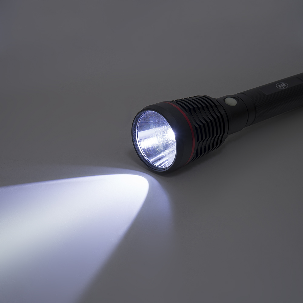 Schwarze Taschenlampe, die einen hellen weißen Lichtstrahl aussendet.