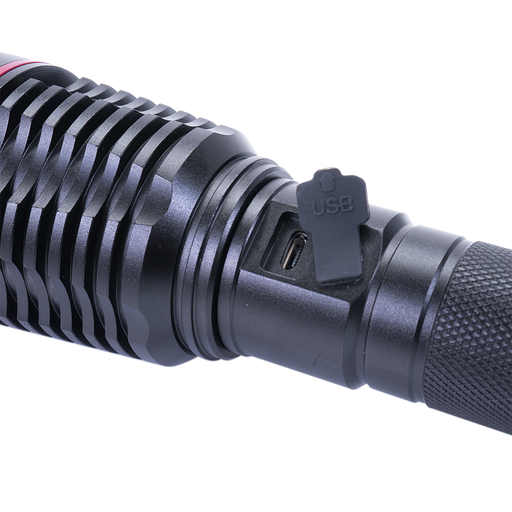 Schwarze Taschenlampe mit USB-Anschluss und Abdeckung. Roter Akzent oben.