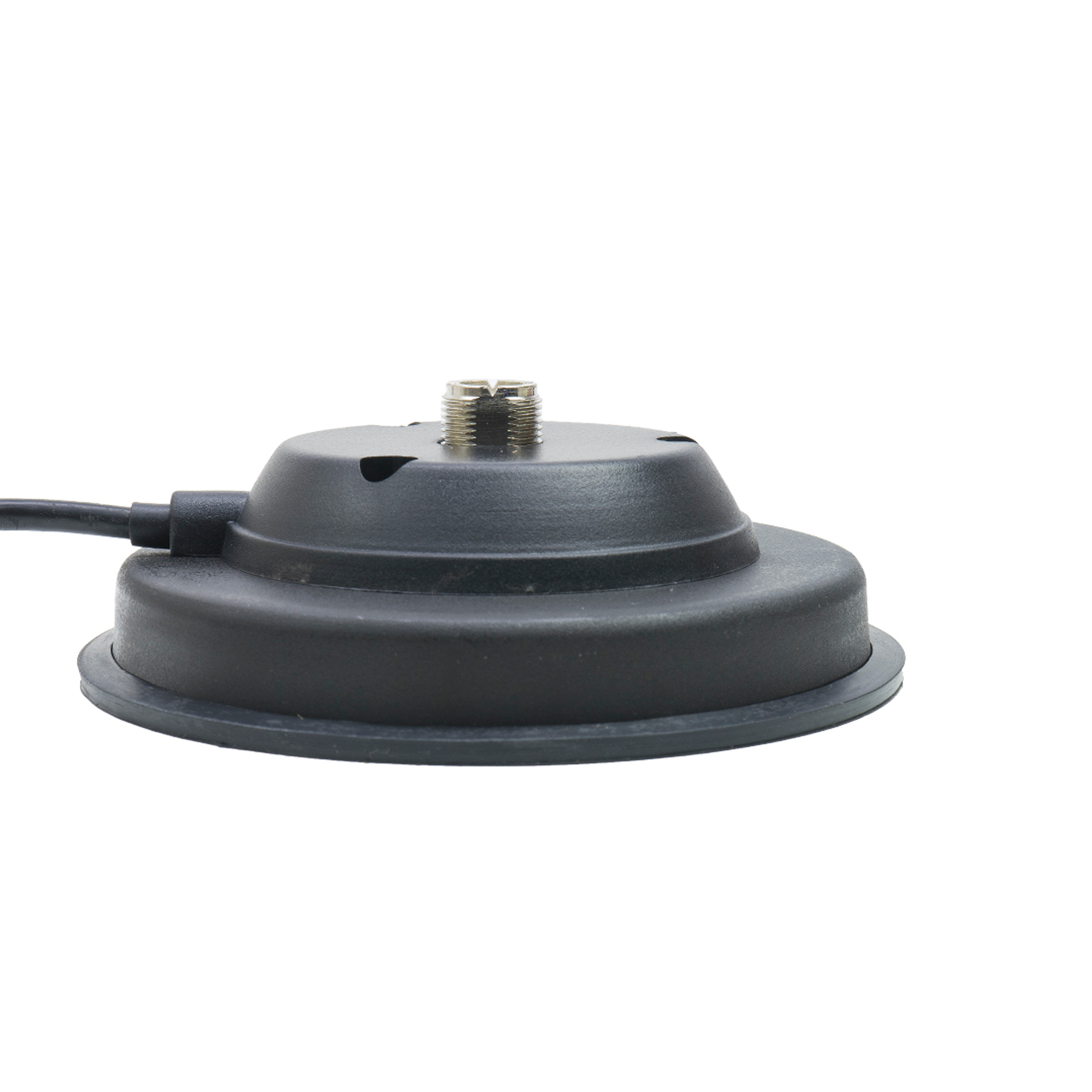 Schwarze kreisförmige Antenne. Gummibasis mit Schraube. Schwarzes Kabel. Weißer Hintergrund.