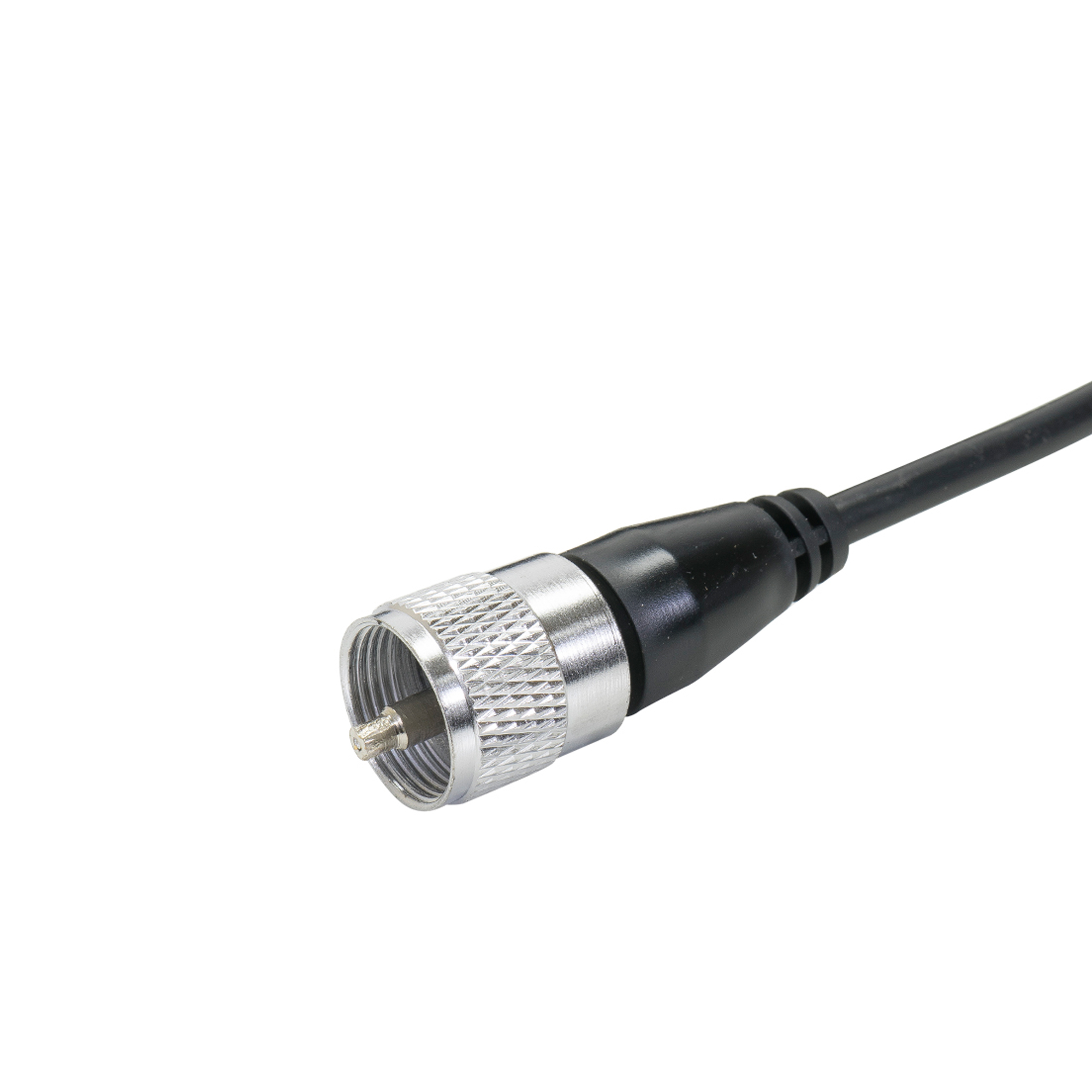 Nahaufnahme eines metallischen Steckers mit schwarzem Kabel, isoliert auf weißem Hintergrund.