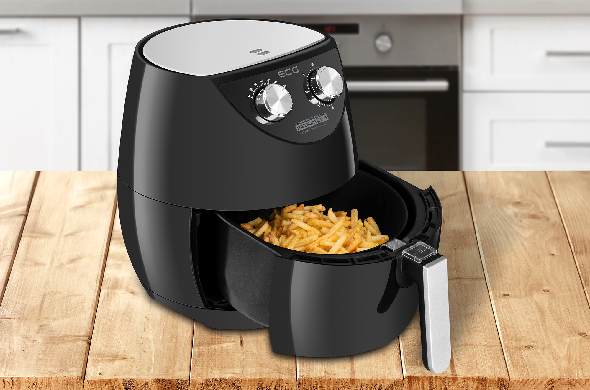 Frytkownica powietrzna z koszem pełnym frytek. Frytkownica jest czarna i stoi na drewnianym stole.