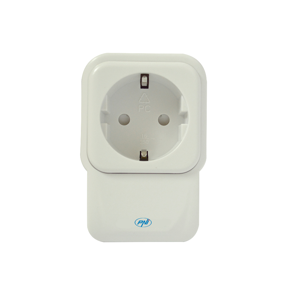 Ein weißer Netzsteckeradapter mit einer Steckdose, isoliert auf weißem Hintergrund.