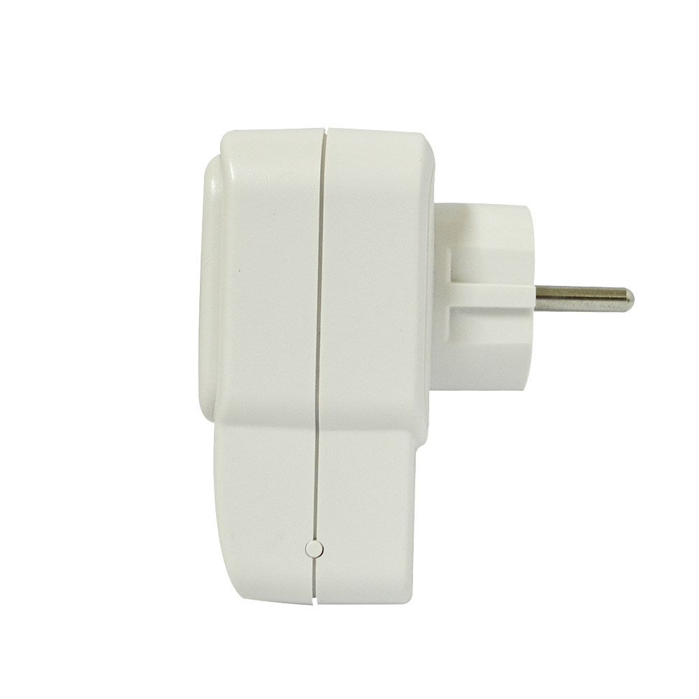 Ein weißer Steckeradapter, der zur Umwandlung von Steckdosen dient, von der Seite betrachtet.