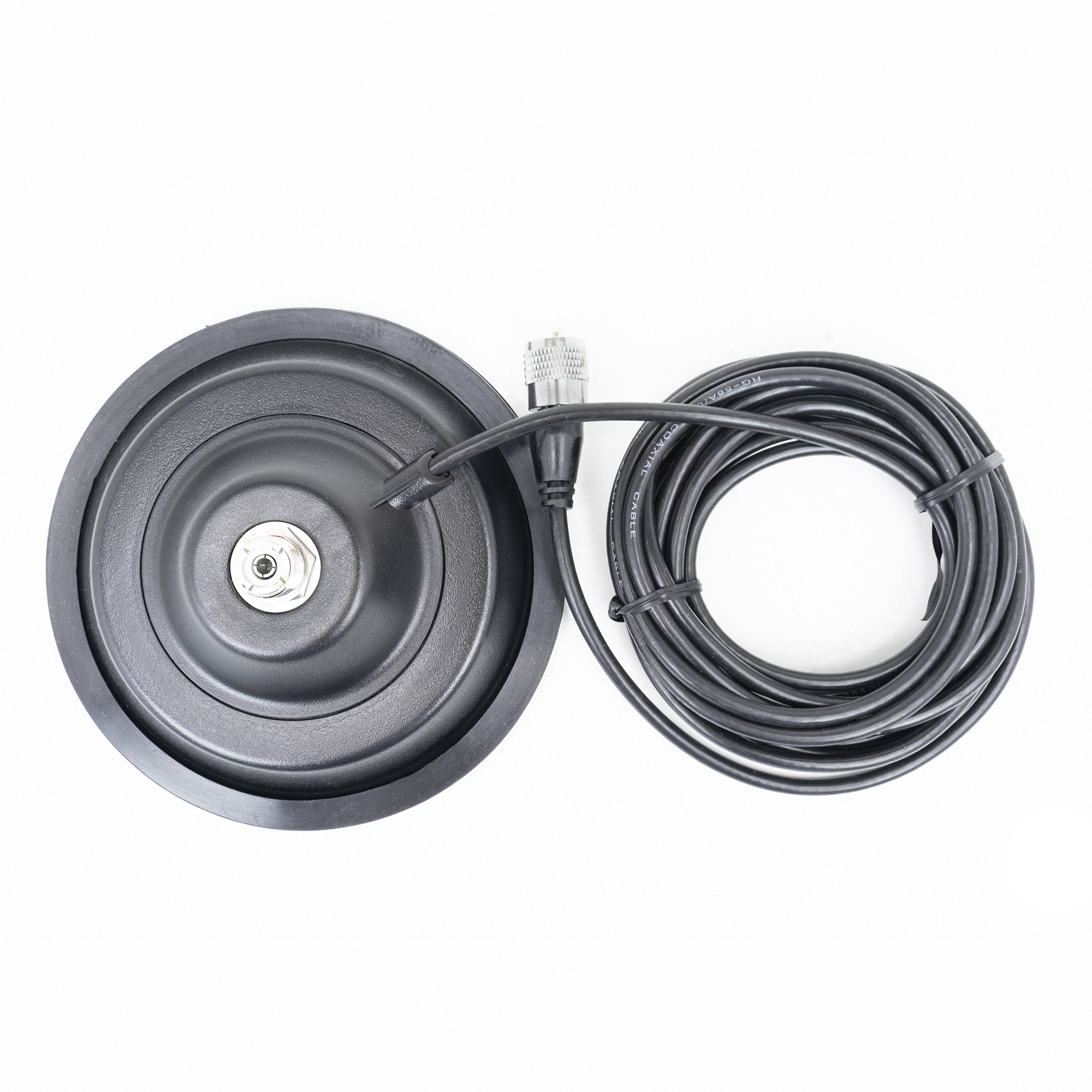 Ein schwarzer magnetischer Antennenfuß mit Kabel und Stecker, auf weißem Hintergrund platziert.