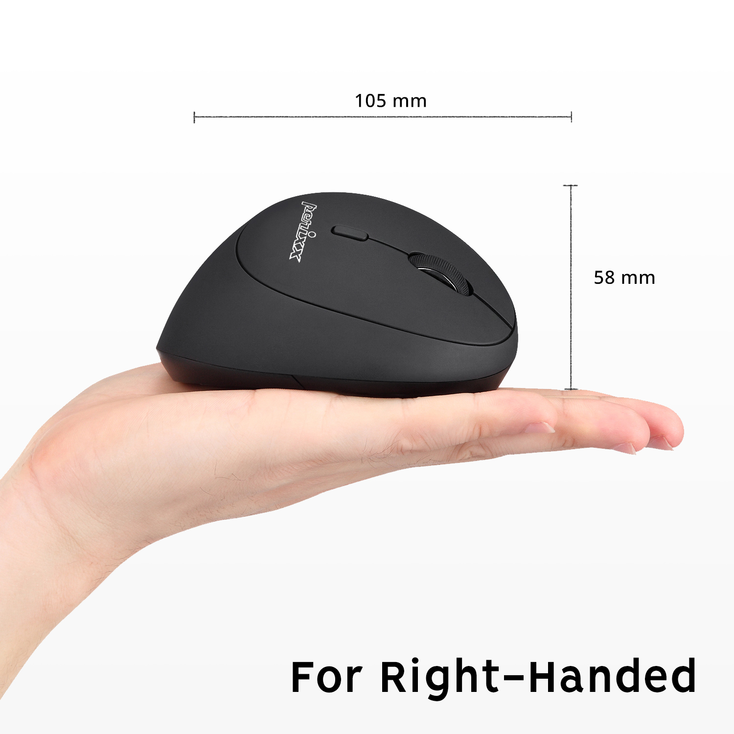 Hand die een zwarte ergonomische muis met afmetingen vasthoudt.