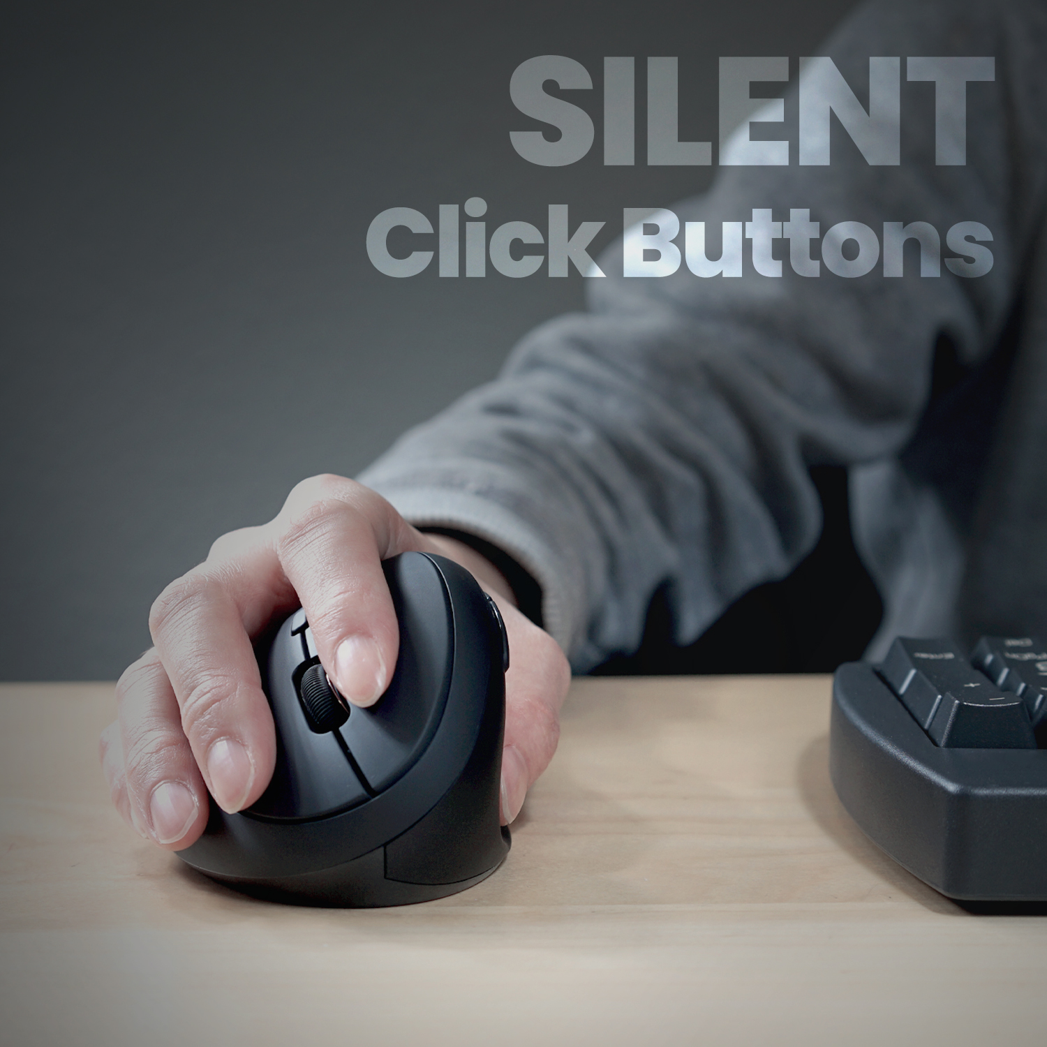 Een hand die een zwarte ergonomische muis gebruikt. Boven de tekst staat Silent Click Buttons.