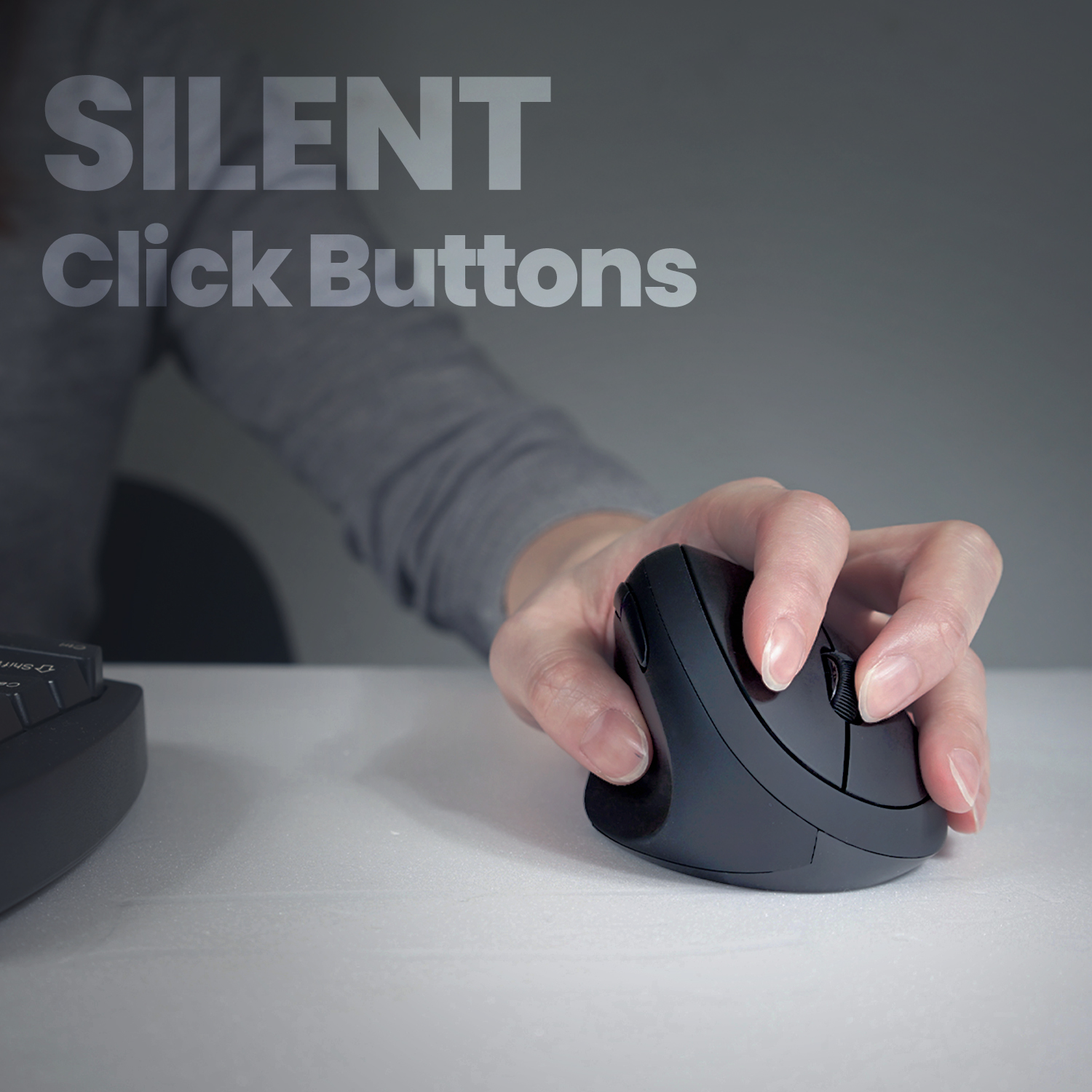 Hand hält eine schwarze ergonomische Maus. Text: STILLE Klicktasten. Der Hintergrund ist hellgrau.