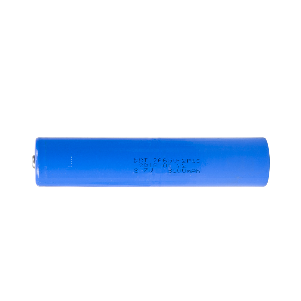 Blaue Batterie mit weißem Text darauf. Der Hintergrund ist weiß.