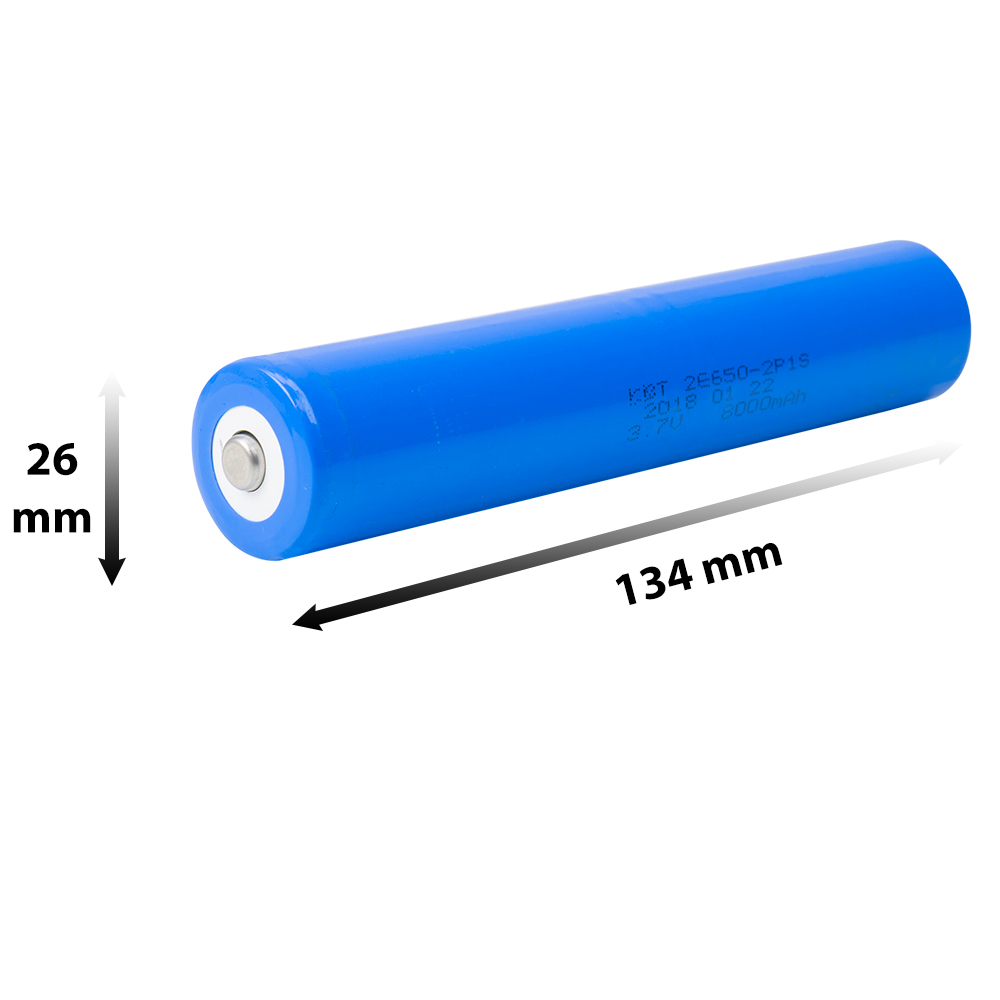 Blaue zylindrische Batterie mit Abmessungen, 26 mm x 134 mm, auf weißem Hintergrund.