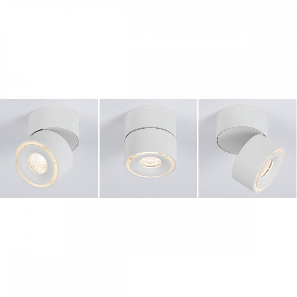 Trois projecteurs cylindriques blancs, chacun orienté différemment, sur fond blanc.