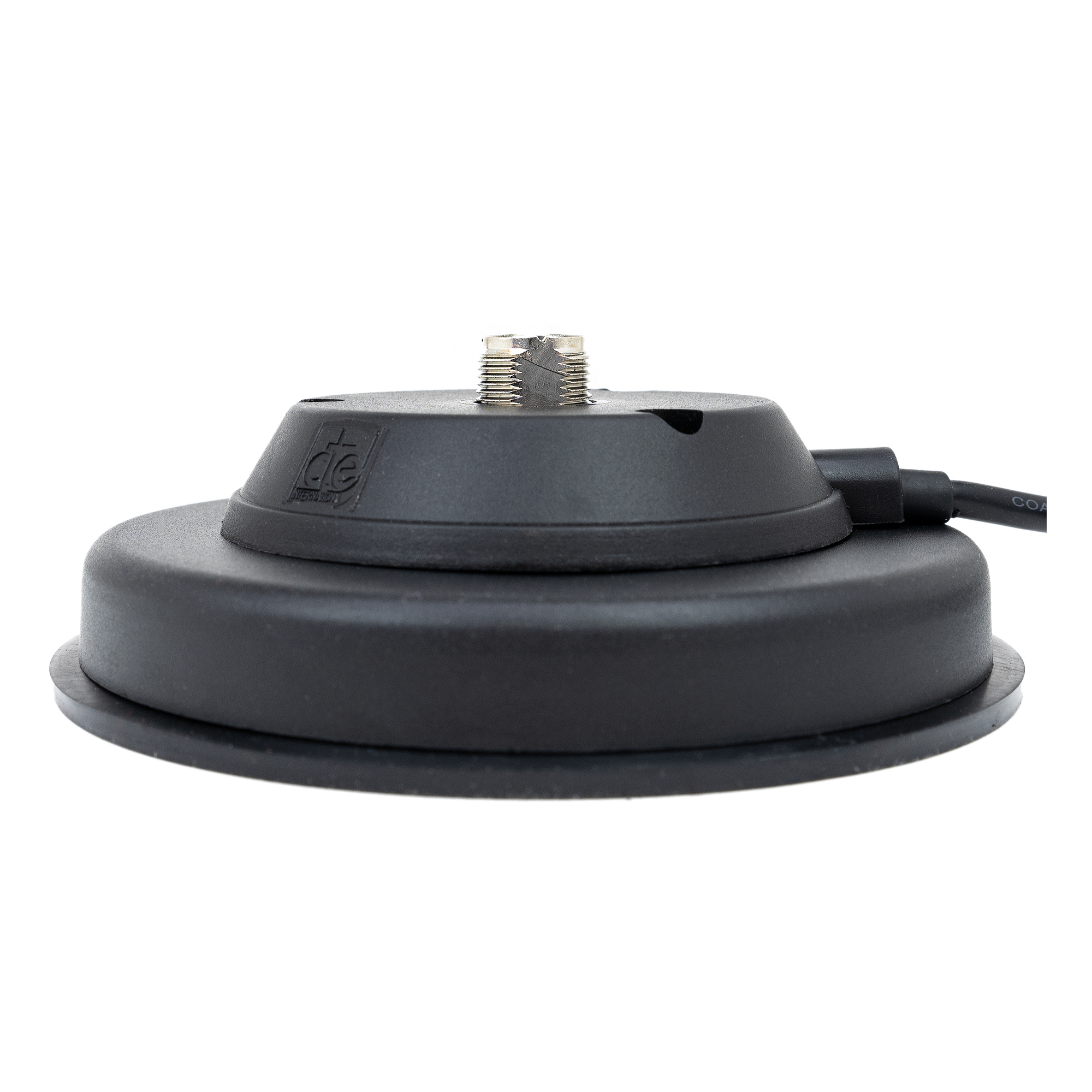 Ein schwarzer magnetischer Antennenfuß mit Kabel auf weißem Untergrund.