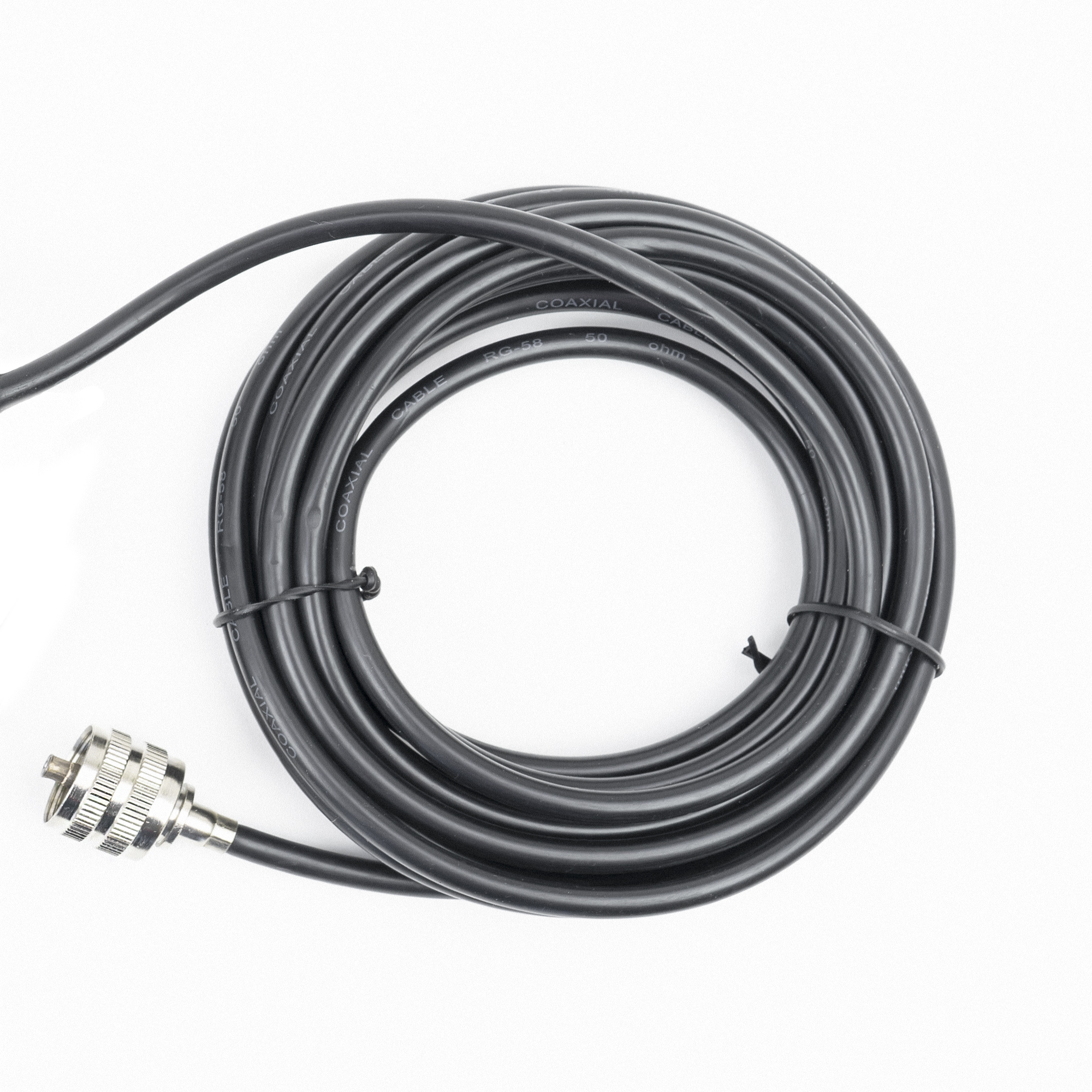 Ein schwarzes Koaxialkabel, auf einer weißen Oberfläche aufgerollt, an einen silbernen Stecker angeschlossen.