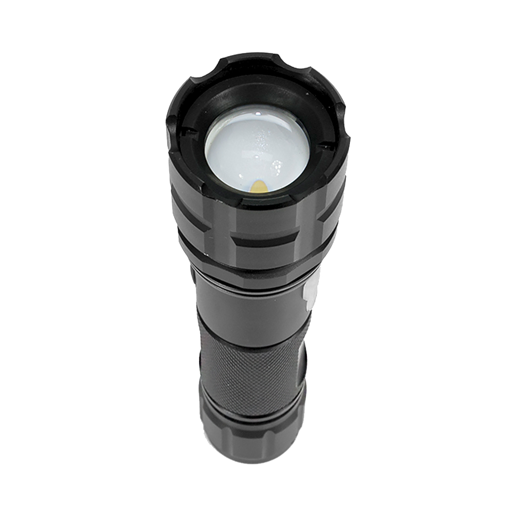 Schwarze Taschenlampe mit strukturierter Oberfläche und heller Linse oben, weißer Hintergrund.