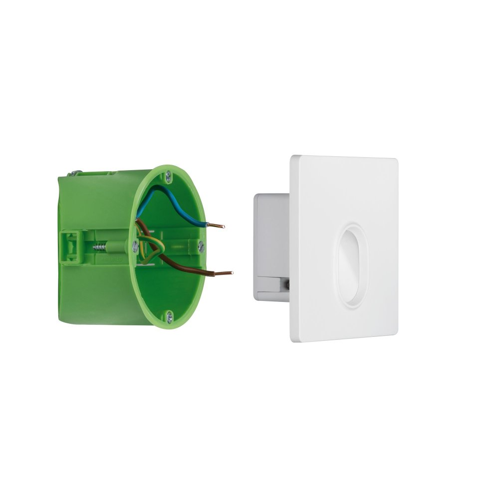 Grüne Elektrobox mit Drähten, weißer quadratischer Abdeckung, und weißem Hintergrund.