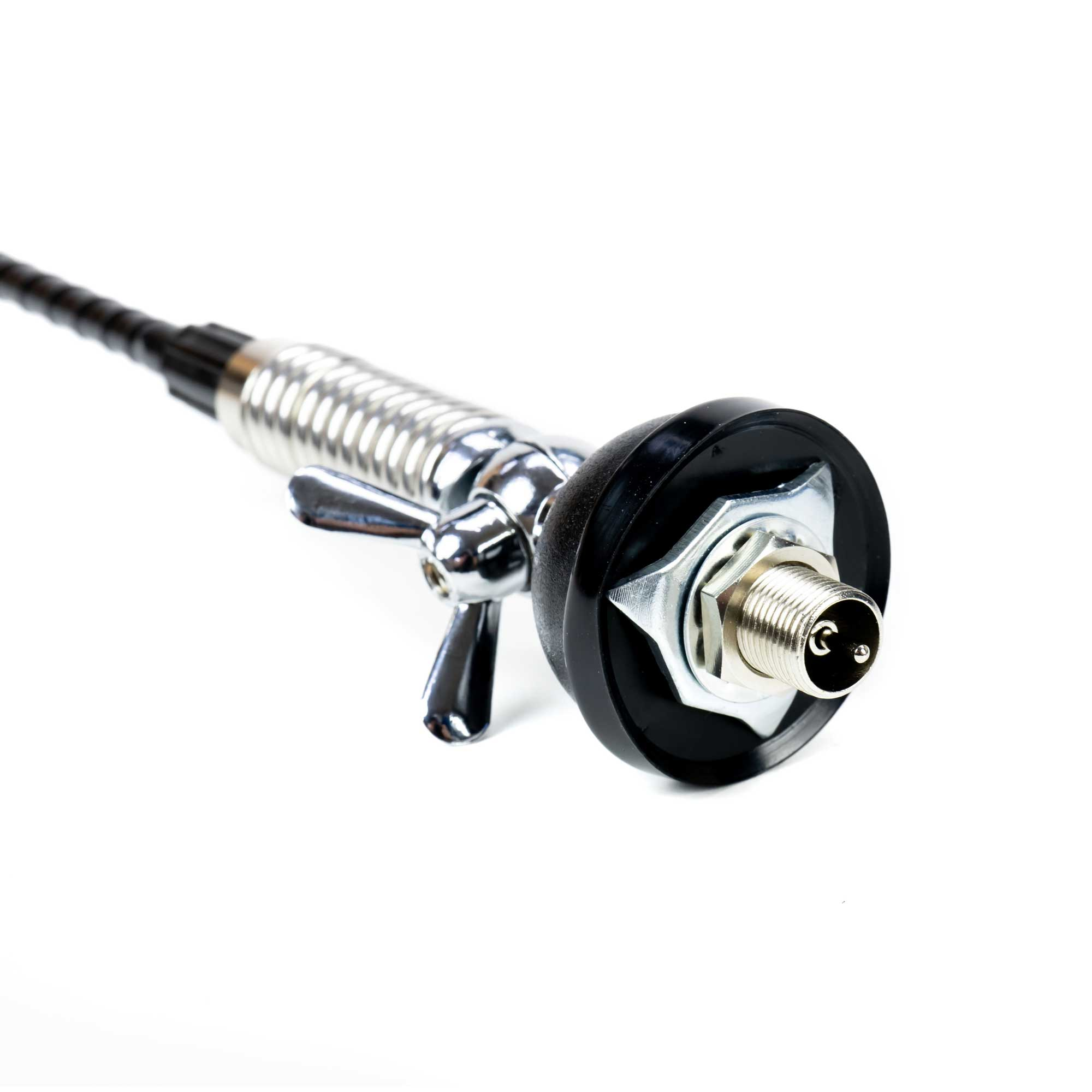 Eine Chrom- und schwarze Autoantenne mit gewölbter Spitze auf weißem Untergrund.