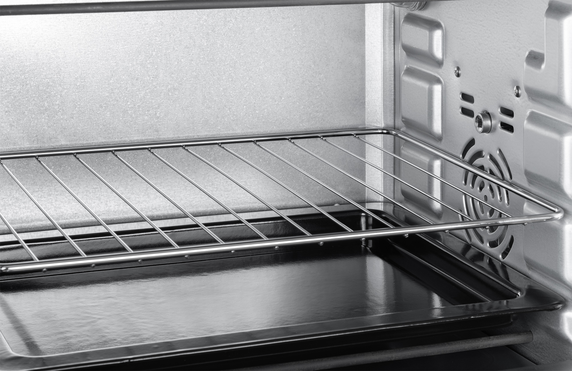 Leerer Backofeninnenraum mit Metallrost und Backblech. Der Ofen ist sauber und silberfarben.