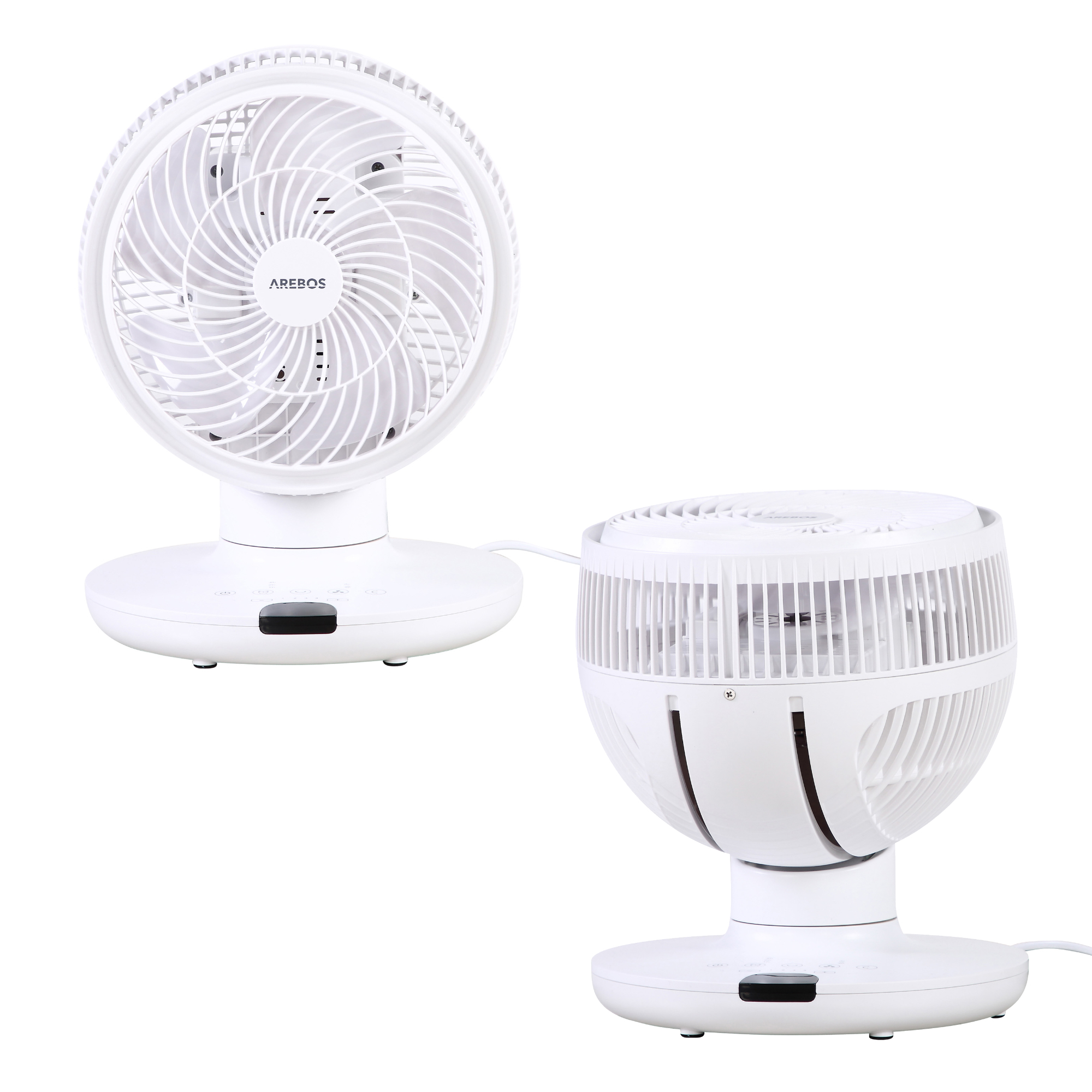 Zwei weiße Ventilatoren in einer Studio-Umgebung. Einer ist abgewinkelt, der andere geradeaus.
