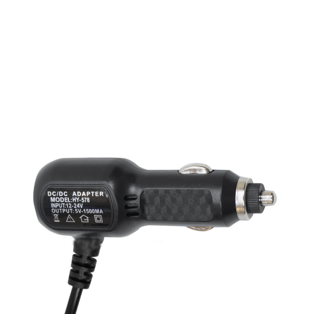 Schwarzer Kfz-Ladegerätadapter mit Text: DC/DC ADAPTER, INPUT:12-24V, OUTPUT:5V-1500MA.