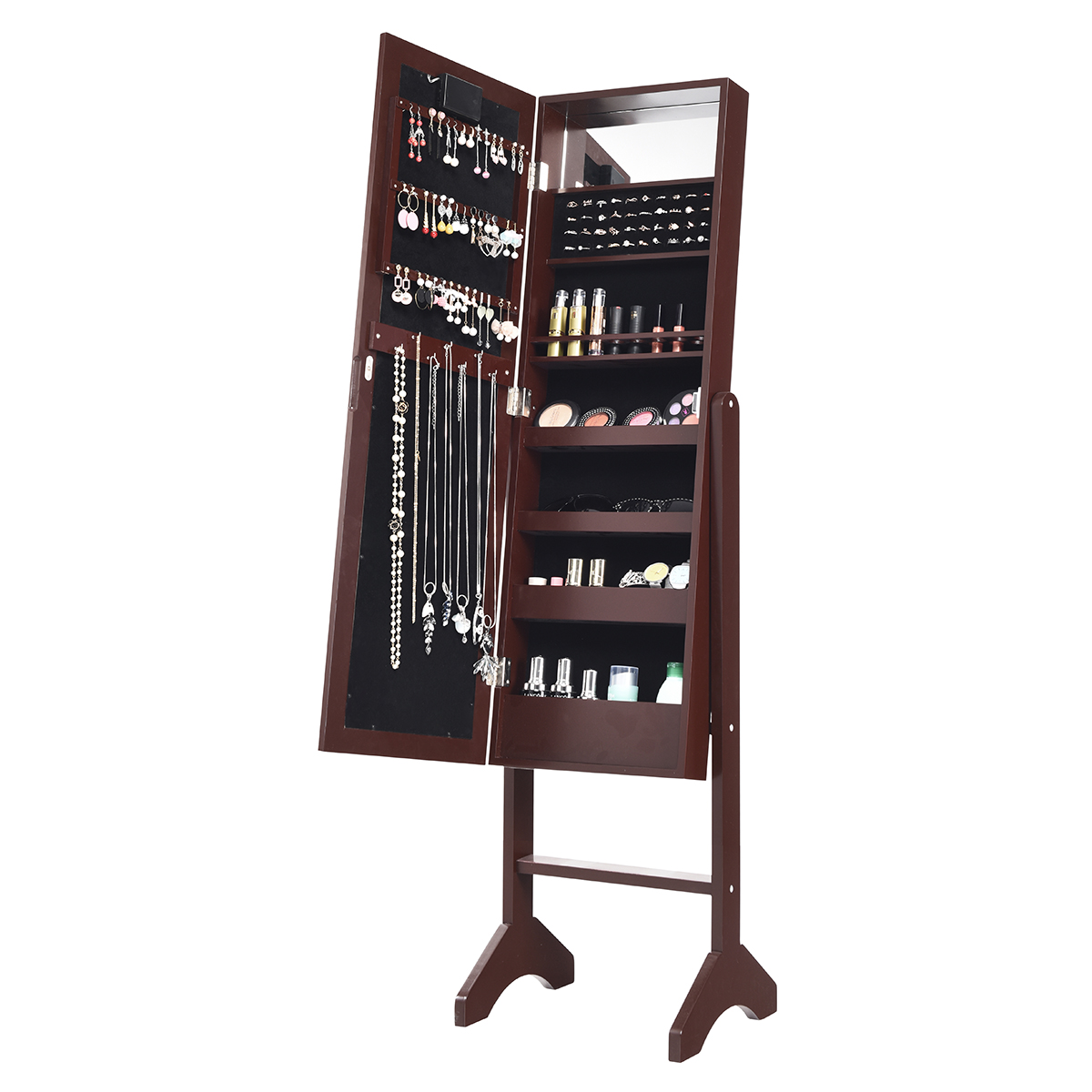 Hohe, braune Schmuckschrank mit offenen Türen, Schmuck und Accessoires, auf weißem Hintergrund.