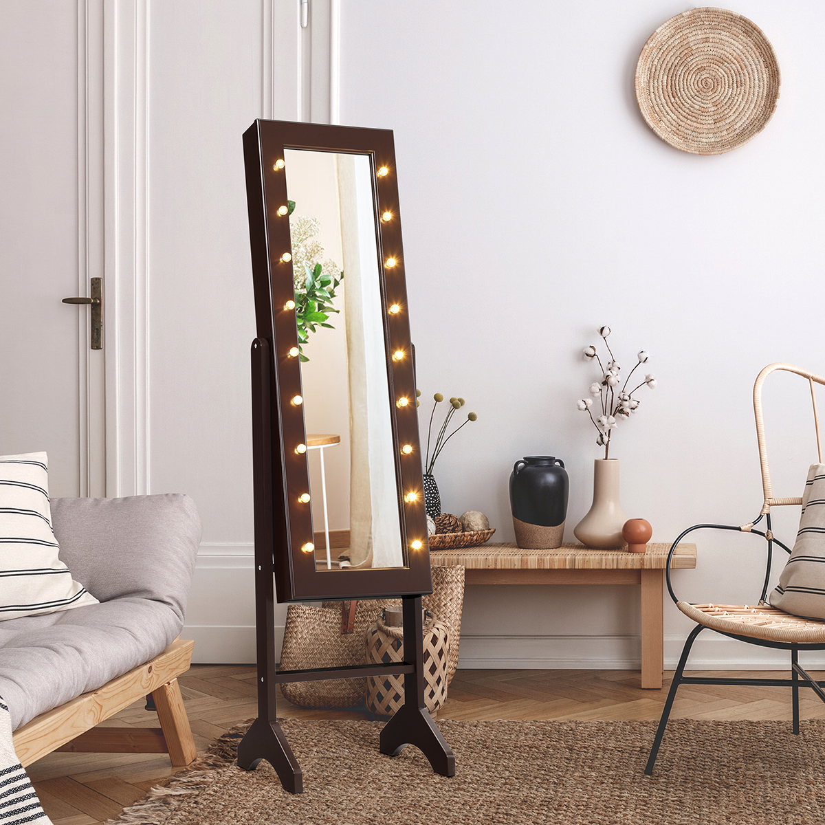 Ganzkörperspiegel mit Lichtern, in einem Wohnzimmer.