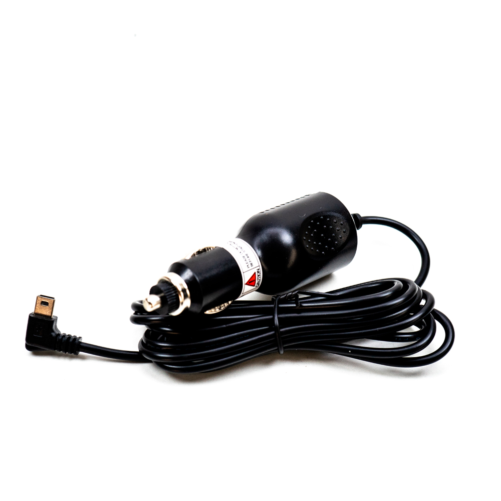 Schwarzer Kfz-Ladegerätadapter mit Kabel und Stecker. Es ist auf weißem Hintergrund isoliert.