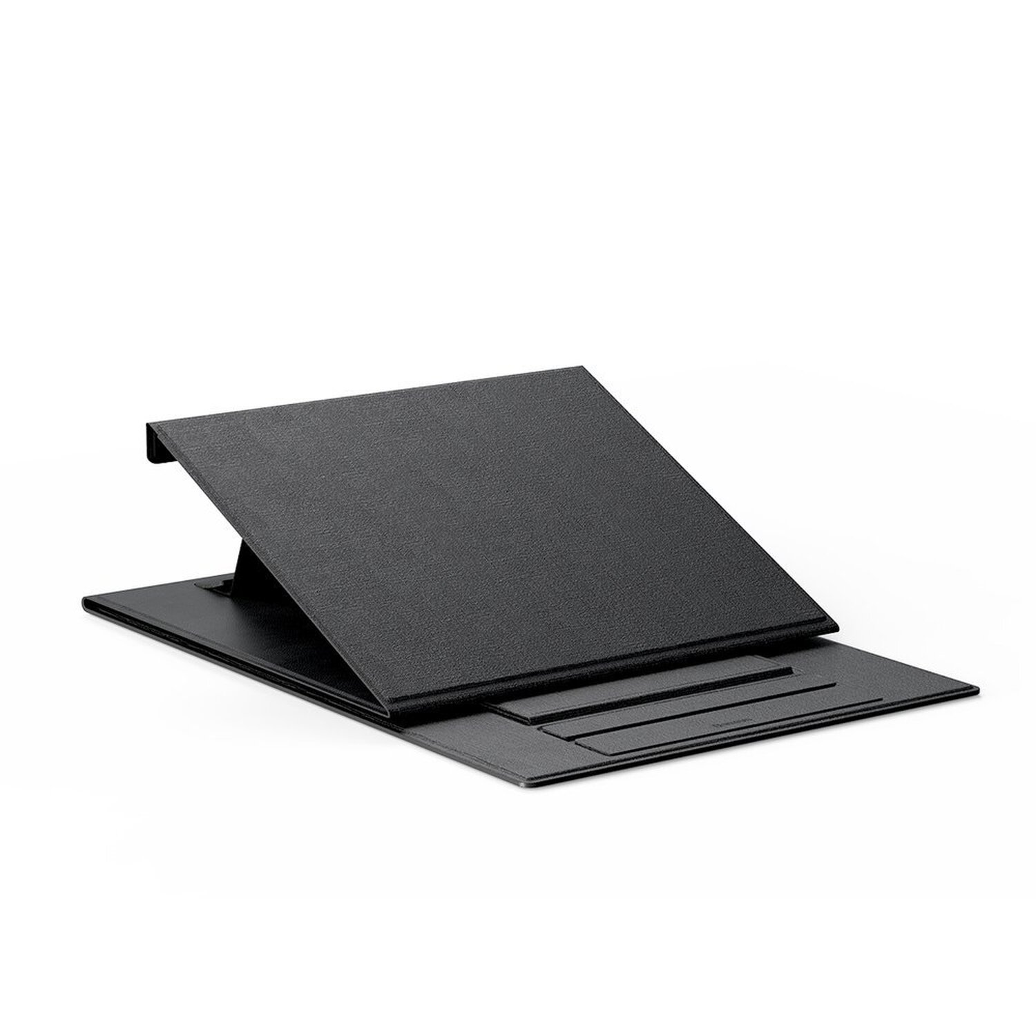 Schwarzer Tablet-Ständer auf weißem Hintergrund. Er ist abgewinkelt mit einer Basis, die eine schräge Oberfläche bietet.
