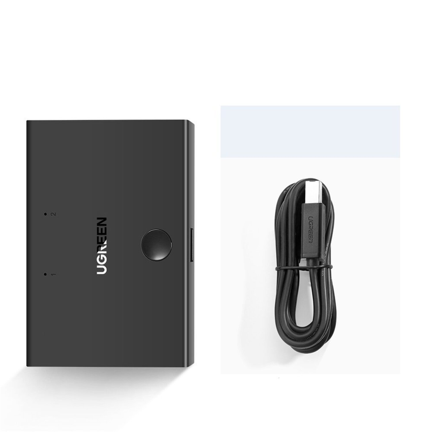 Schwarzes UGREEN-Gerät mit Kabel auf weißer Oberfläche, schlicht und minimalistisch.