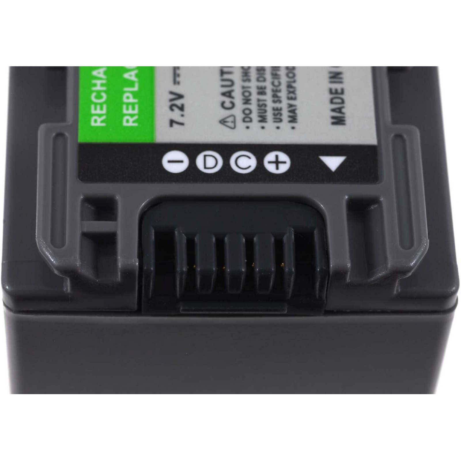 Primer plano de una batería recargable. La batería tiene un conector y etiquetas de advertencia.