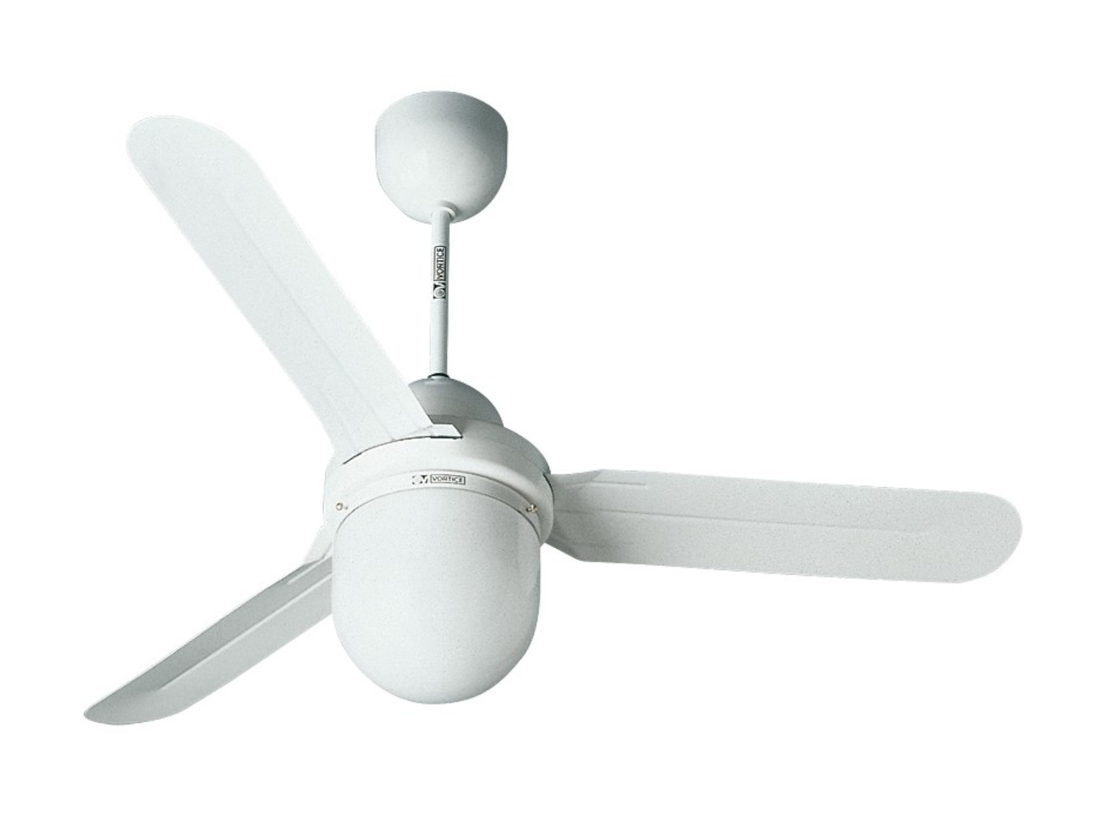 Ein weißer Deckenventilator mit drei Flügeln, befestigt an einer weißen Deckenhalterung.